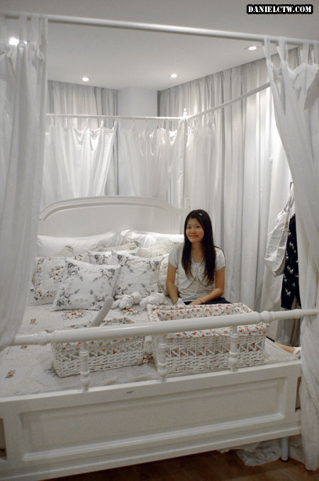 White Dear Yen on Bed White Dear Yen on Bed