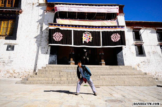 다니엘 씹어서 Drepung 수도원에서 포즈를 Daniel Chew poses at Drepung Monastery