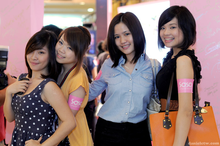 Girls Pose in Sasa Girls Pose in Sasa