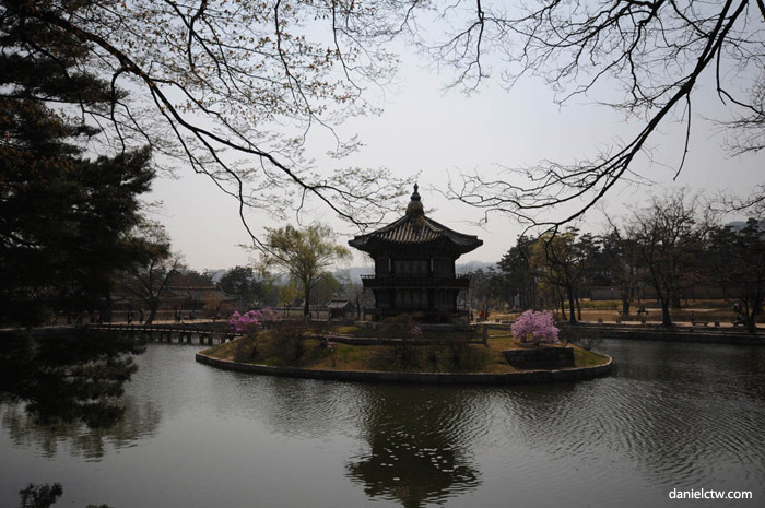 Inside 경복궁 GyeongBokGung Garden Inside 경복궁 GyeongBokGung Garden