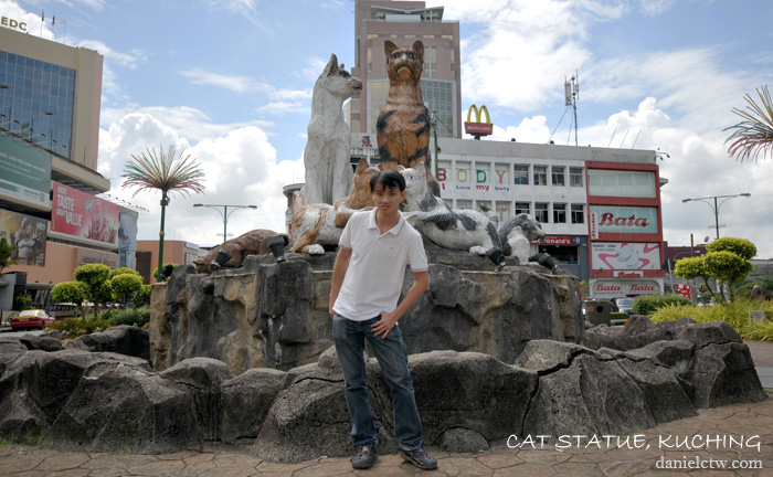 Daniel Chew cat statue Kuching